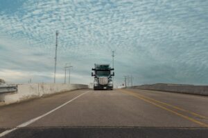 Aurora-Horizon-Autonomous-Trucking-PBT-579-Bridge.jpg