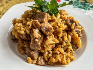 Graikijos „Orzo Casserole“ su jauna jautiena („YouVetsi“)