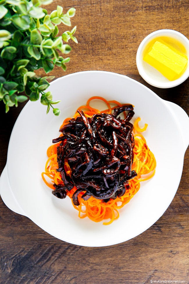 Morkų Jajangmyeon (korėjietiškas juodųjų pupelių padažas su morkų makaronais)