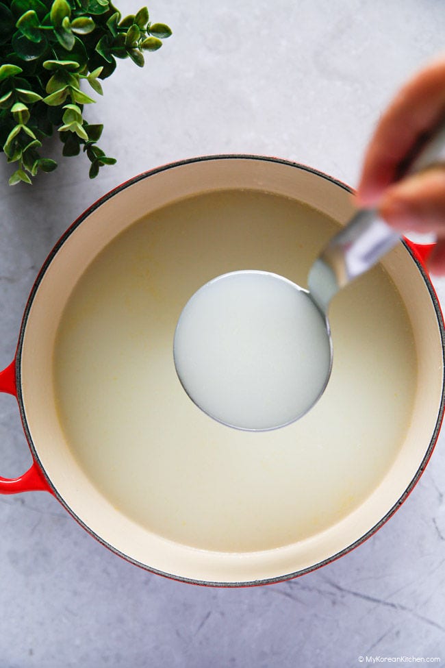 Korėjietiško jautienos kaulų sultinio receptas – turtingas pieniškas Sagol Yuksu