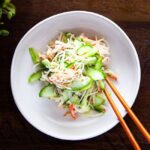 Korėjos agurkų krabų salotos (lengvos ir gaivios)