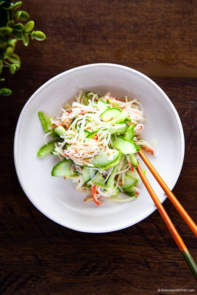 Korėjos agurkų krabų salotos (lengvos ir gaivios)