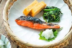 Japoniška sūdyta lašiša (Shiozake) • Tik viena kulinarijos knyga