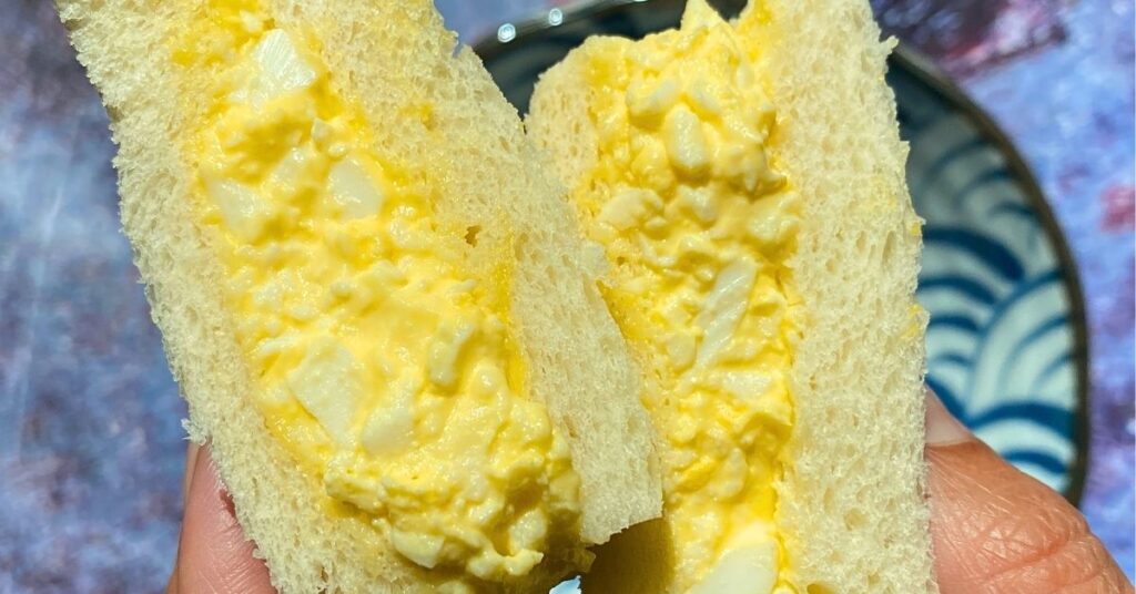 Japoniškų kiaušinių salotų sumuštinis - Tamago Sando kaip Japonijos turguje