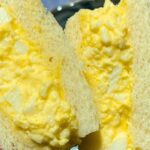 Japoniškų kiaušinių salotų sumuštinis - Tamago Sando kaip Japonijos turguje