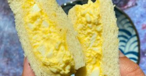 Japoniškų kiaušinių salotų sumuštinis - Tamago Sando kaip Japonijos turguje