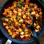 Korėjietiško stiliaus Mapo Tofu (lengvas, jaukus ir labai pikantiškas)