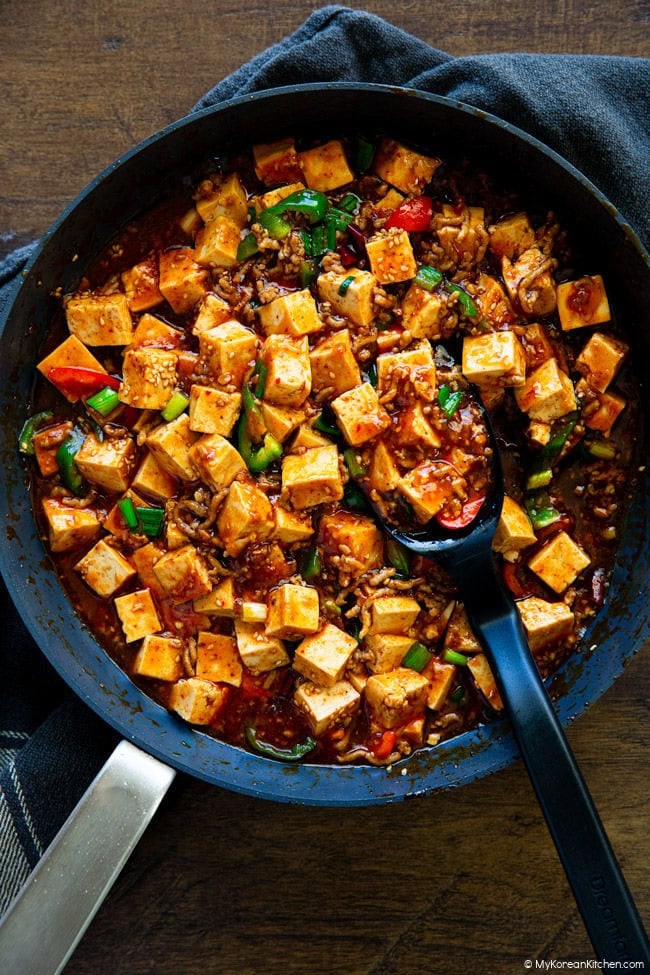 Korėjietiško stiliaus Mapo Tofu (lengvas, jaukus ir labai pikantiškas)