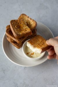 Sviestas Tteok (sviestinis ryžių pyragas) – auksinė pluta, kramtomas centras